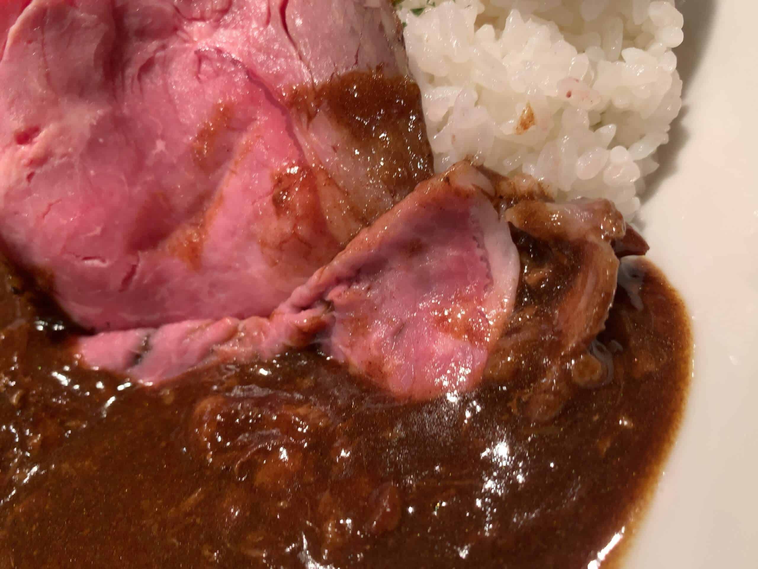 肉バルケンジのローストビーフカレーの肉々しさが最高。肉好きは１度は抑えておくべきレベル！